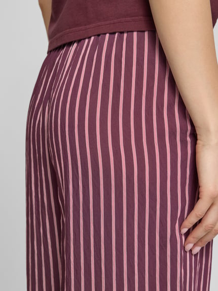 Kobiece modelka nosi Regular Fit Weite Hose aus Viskose-Mix Modell 'MELDOLA' od Only, paski, wielokolorowa popelina, 7/8 długość, kieszenie boczne, krój regular fit, zbliżenie na biodra