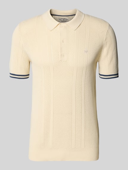 Produktfoto, Slim Fit Poloshirt mit Strukturmuster und Knopfleiste von Superdry aus reiner Baumwolle in Creme, kurzer Schnitt, feine Textur.