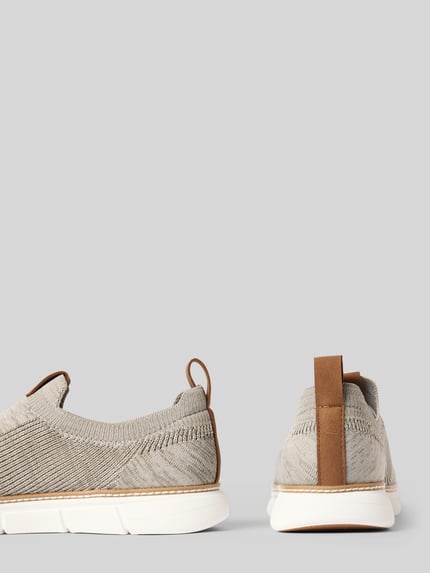 Productfoto, Sneaker met logo-detail model 'Pasadena' van bugatti, afgeronde pasvorm, licht geprofileerde zool, beige met witte zool, context: dames sneaker met een hakhoogte van 3 cm, schachthoogte 8 cm, schachtwijdte 10 cm.