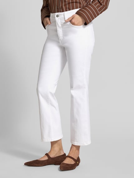 Frauenmodel trägt Jeans mit Eingrifftaschen Modell 'Dream Kick' von MAC in Weiß, Baumwoll-Mix mit Stretch-Anteil, Regular-Fit, Ganzkörperansicht von vorne.