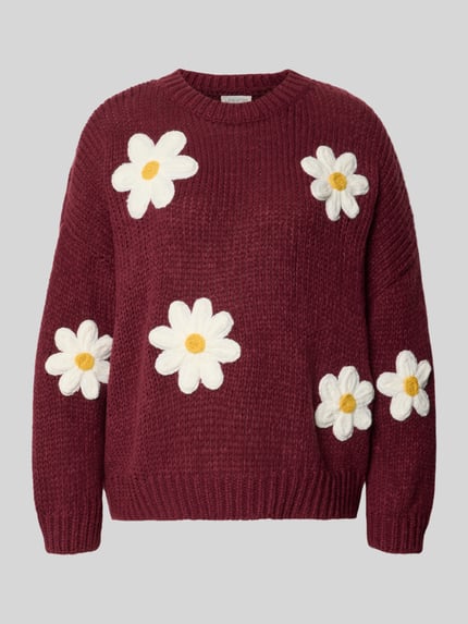 Produktfoto, Oversized Strickpullover mit floralen Stitchings von Apricot in Weinrot mit weißen Blüten, grobe Stricktextur, Rundhalsausschnitt, überschnittene Schultern, gerippte Abschlüsse