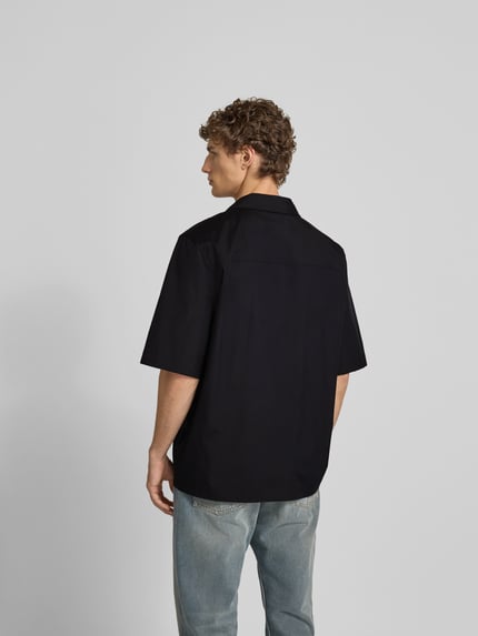 Mannelijk model draagt Freizeithemd met Logo-Stitching van Diesel in zwart, katoenmix, relaxed fit, korte mouw, ruglengte 73 cm, schouderbreedte 48 cm, mouwlengte 32 cm, zicht op rug, Ganzkörperansicht Rückansicht.
