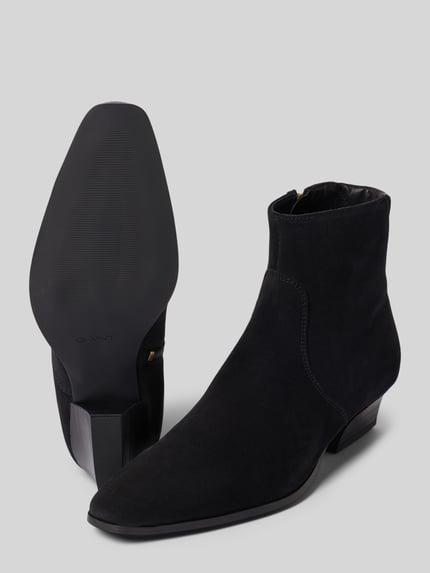Produktfoto, schwarze Stiefeletten aus echtem Rindsleder Modell 'Bassotte' von GANT, glatte Oberfläche, spitze Form, Damen Stiefeletten von GANT.