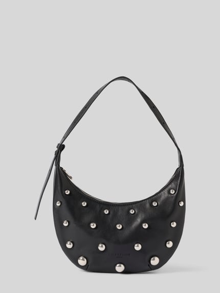 Produktfoto, Hobo Bag mit Applikationen Modell 'RYKER' von LIEBESKIND BERLIN, schwarze glatte Oberfläche, silberne Applikationen, Logo-Prägung, Hauptfach mit Reißverschluss, Schultergurt, Breite 27 cm, Länge 22 cm, Tiefe 5 cm, Länge Schulterriemen 43 cm