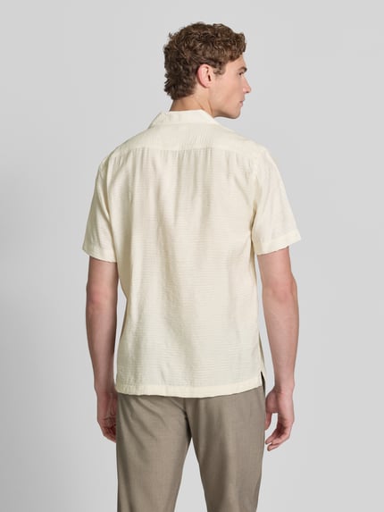 Männermodel trägt Modern Fit Freizeithemd mit Strukturmuster von Lindbergh, Viskose-Mix, Reverskragen, Knopfleiste, Rückenlänge 73 cm, Schulterbreite 48 cm, Ärmellänge 26 cm, helle Farben, feine Textur, Ganzkörperansicht Rückansicht.