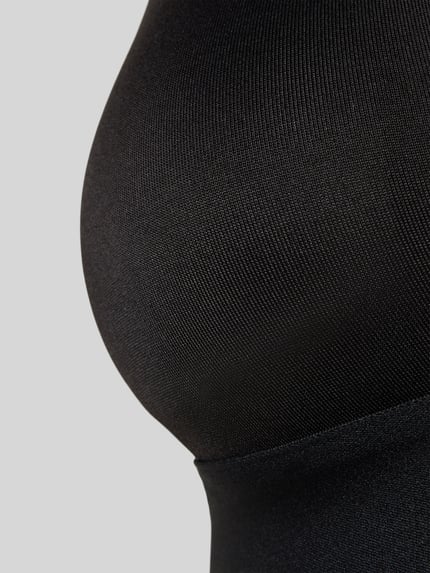 Mädchen trägt Slim Fit BH mit Logo-Stitching von Calvin Klein Underwear, czarny elastyczny materiał, krój slim fit, zbliżenie bok.