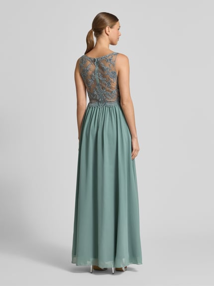 Vrouwenmodel draagt Abendkleid mit Ziersteinen und floralen Stickereien van LAONA, getailleerde pasvorm, rugaanzicht, transparant rugpaneel.