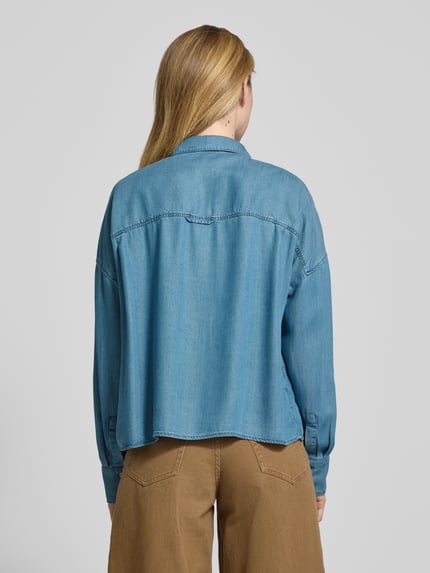 Frauenmodel trägt Regular Fit Hemdbluse aus reiner Lyocell von Marc O'Polo, Optik: Unifarben, Denim, Rückenpasse, Ganzkörperansicht Rückansicht.