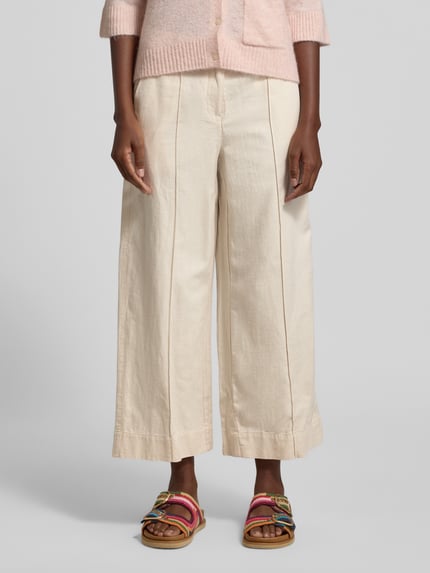 Frauenmodel trägt Culotte mit Eingrifftaschen Modell 'Meeri breath' von OPUS in Beige, Baumwoll-Mix, Wide Leg Fit, Nahaufnahme Unterkörper.