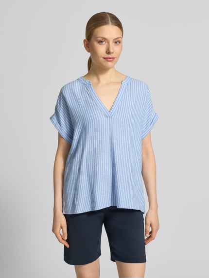 Vrouwenmodel draagt Blusenshirt aus Leinen-Viskose-Mix Modell 'FALAKKA' van B.Young, relaxed fit, V-hals, ruglengte maat 36: 63 cm, blauw met witte strepen, zachte stofstructuur, Ganzkörperansicht van voren.