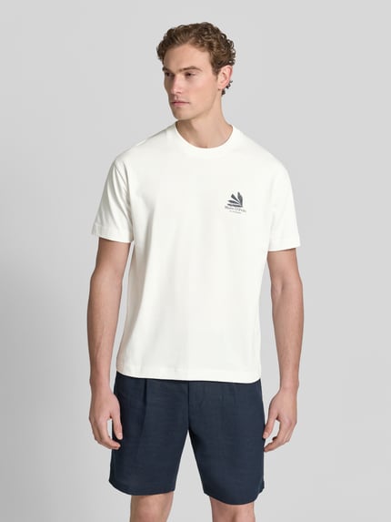 Männermodel trägt Relaxed Fit T-Shirt aus reiner Baumwolle von Marc O'Polo, Optik: Unifarben, Passform: Relaxed-Fit, Label-Print, Rundhals, Ärmelform: Kurzarm, Materialverarbeitung: Jersey, Material: Reine Baumwolle, Ganzkörperansicht von vorne.
