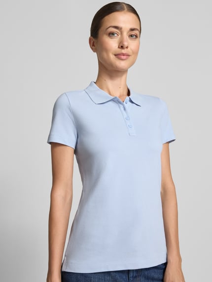 Vrouwenmodel draagt Regular Fit poloshirt uit puur katoen van Tom Tailor in lichtblauw, glad oppervlak, Dames poloshirt, vooraanzicht bovenlichaam
