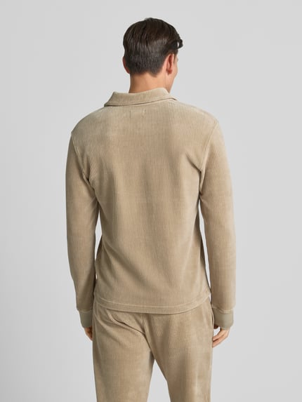 Männermodel draagt Sweatshirt met polokraag van MCNEAL, katoenmix met stretch, regular fit, ribboorden, ruglengte 68 cm, mouwlengte 68 cm. Ganzkörperansicht Rückansicht.
