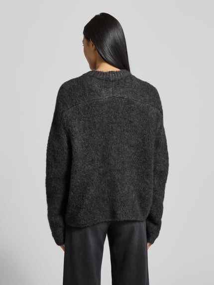Vrouwenmodel draagt Strickpullover met geribde boorden van Smith and Soul, losse pasvorm, wolmix, effen donkergrijs. Volledige rugaanzicht.