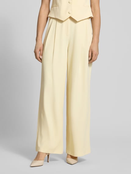 Kobiece modelka ma na sobie Wide Leg Stoffhose mit Raffungen od Christian Berg Cocktail, elastyczna mieszanka materiałów, spodnie z szerokimi nogawkami, zapięcie na haftkę i zamek błyskawiczny, marszczenia, szerokość w rozmiarze 36: 38 cm, długość wewnętrzna nogawki w rozmiarze 36: 82 cm, jasny kolor, gładka faktura, pełny widok z przodu