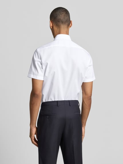 Männermodel trägt Regular Fit Business-Hemd mit Kentkragen von Christian Berg Men, weiße Reine Baumwolle, abgerundet, Ganzkörperansicht Rückansicht. Rückenlänge 78 cm, Schulterbreite 41 cm, Ärmellänge 23 cm, Knopfleiste.