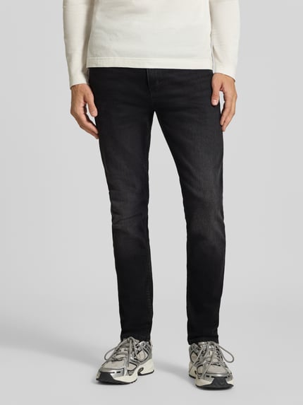 Männermodel trägt Super Slim Fit Jeans aus Baumwoll-Mix Modell 'Zane' von HUGO, Herren Slim Fit Jeans, dunkles Schwarz, Ganzkörperansicht von vorne.