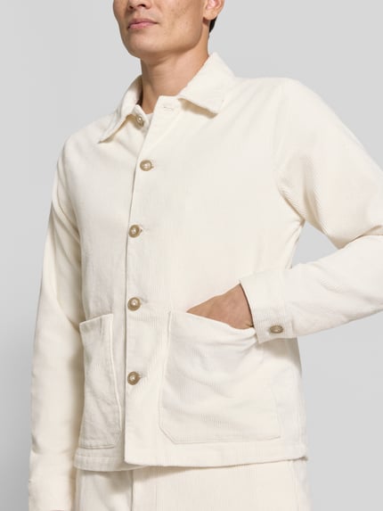 Männermodel trägt Hemdjacke mit Eingrifftaschen Modell 'HOLMDRUP' von Casual Friday in Creme, Baumwoll-Mix mit Stretch, Nahaufnahme Oberkörper.
