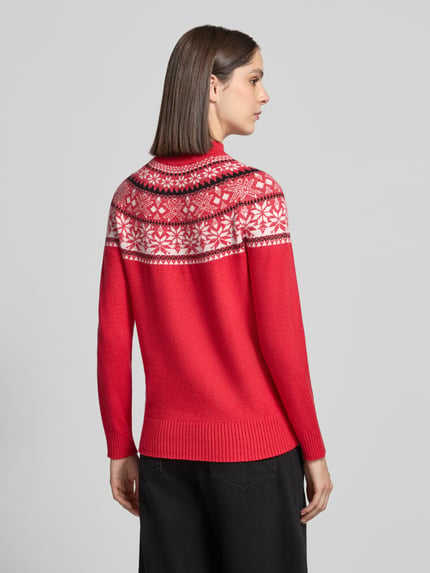 Frauenmodel trägt Strickpullover aus Viskose-Mix mit Stehkragen von Christian Berg Woman, Rot mit weißem Muster, Rückenansicht, Ganzkörperansicht Rückansicht. Slim Fit, Allover-Look, Rückenlänge 60 cm, Ärmellänge 64 cm.