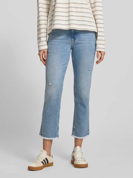 Frauenmodel trägt Straight Leg Jeans aus Baumwoll-Mix Modell 'LINDE' von Marc O'Polo in hellem Denim, Fransen, 5-Pocket, Ganzkörperansicht von vorne