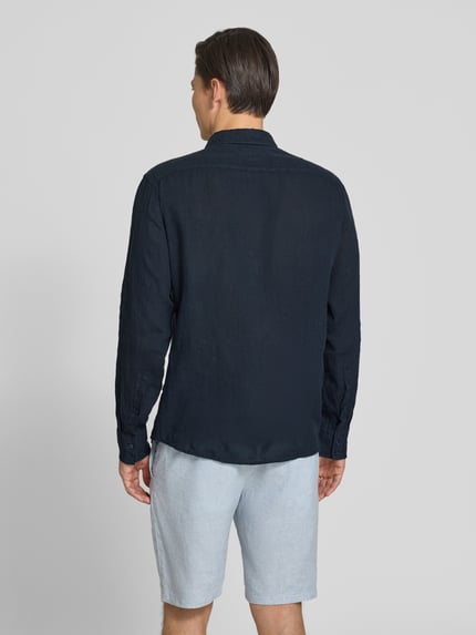 Mannelijk model draagt Regular Fit vrijetijdsoverhemd uit puur linnen model 'RELEGANT' van BOSS Orange, effen kleuren, achteraanzicht,