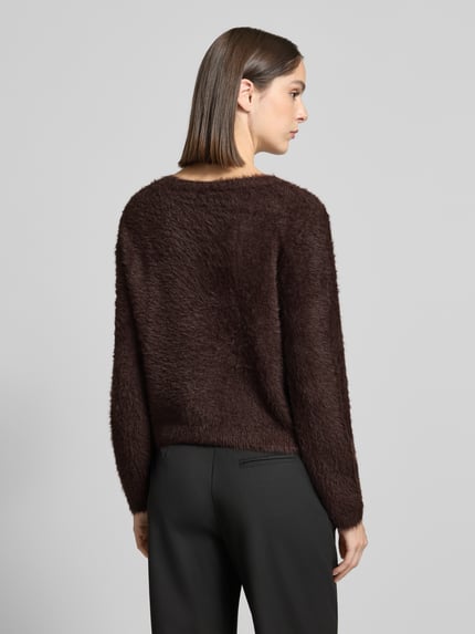 Modelka nosi Regular Fit Strickjacke aus Baumwoll-Mix von ROBE LÉGÈRE w kolorze ciemnobrązowym, tekstura miękka, widok z tyłu, kardigan rozpinany dla kobiet.