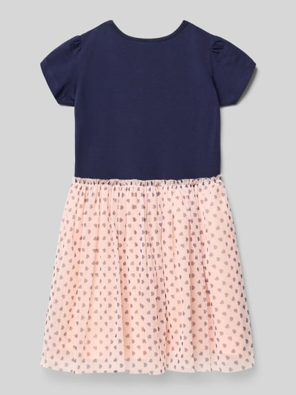 Mädchen trägt Kleid im 2-in-1-Look mit Pailletten von Happy Girls, Baumwoll-Elasthan-Mix, A-Linie, Ganzkörperansicht Rückansicht.