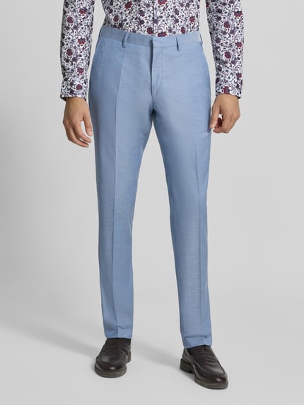 Männermodel trägt Slim Fit Anzug aus Schurwoll-Mix mit Viskose-Anteil von ROY ROBSON, hellblau, Bügelfalten, Nahaufnahme Unterkörper, Vorderansicht