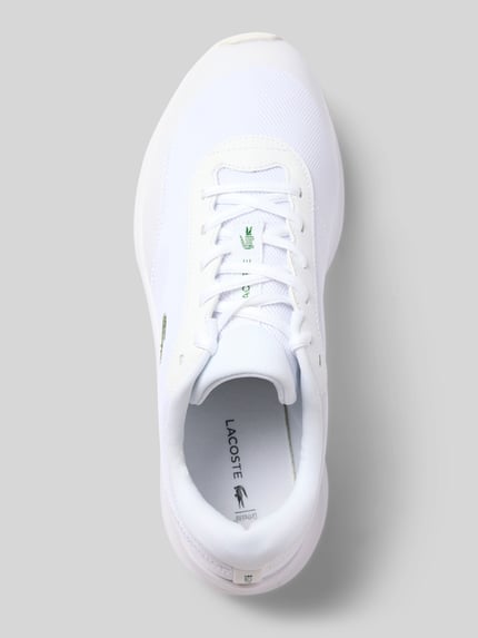 Produktfoto, Low Top Sneaker aus Mesh Modell 'NEO RUN ACE' von Lacoste, unifarben weiß, abgerundete Spitze, flache strukturierte Sohle, Logo-Stitching, label print, Schnürung, materiał mesh