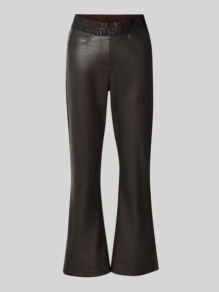 Produktfoto, schwarze Slim Fit Kunstlederhose in Glattleder-Optik Modell 'FELICE' von CAMBIO, Damen Leder- / Kunstlederhose, glatte Oberfläche, ausgestelltes Bein, glänzende Textur