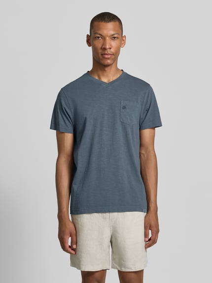 Männermodel trägt Regular Fit T-Shirt mit V-Ausschnitt von Lerros aus Reine Baumwolle, Brusttasche, Logo-Stitching, Ganzkörperansicht von vorne.