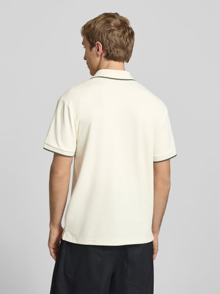 Männermodel trägt Regular Fit Poloshirt aus Baumwoll-Mix Modell 'TOMON' von Only & Sons, Optik: Unifarben, Rückansicht.
