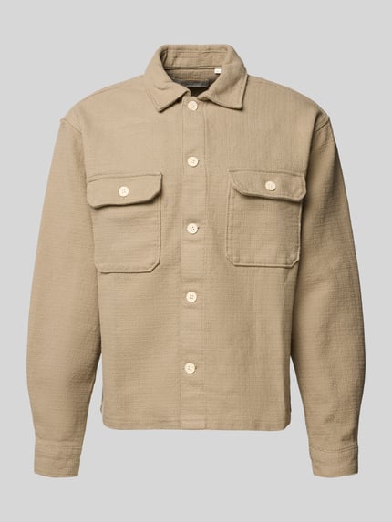 Produktfoto, Regular Fit Hemdjacke mit Strukturmuster Modell 'Upstate' von JACK & JONES aus bawełna, wykładany kołnierz, kieszenie na piersi, listwa guzikowa, sportowe mankiety, długość tyłu w rozmiarze M 67 cm, szerokość w rozmiarze M 53 cm, długość rękawów w rozmiarze M 62 cm.