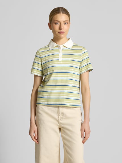 Frauenmodel trägt Regular Fit Poloshirt aus reiner Baumwolle von s.Oliver RED LABEL, mehrfarbig, gestreift, Feinripp, Ganzkörperansicht von vorne.