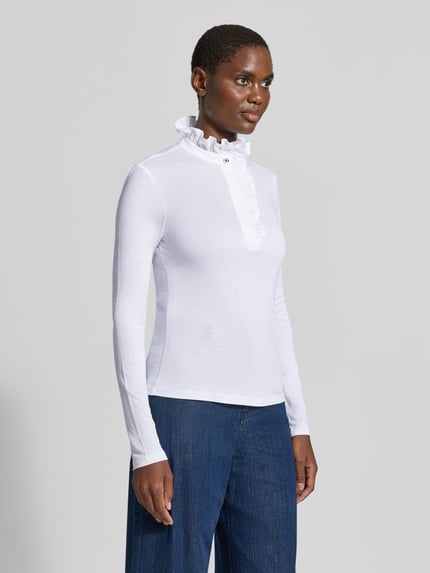 Frauenmodel trägt Longsleeve mit Rüschen von Rich & Royal, Weiß, taillierter Schnitt, Lyocell-Baumwoll-Mix, Ganzkörperansicht von vorne.