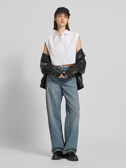 Frauenmodel trägt Loose Fit Jeans mit Eingrifftaschen Modell 'Contor' von G-Star Raw aus Reine Baumwolle, hellblau, Ganzkörperansicht von vorne.