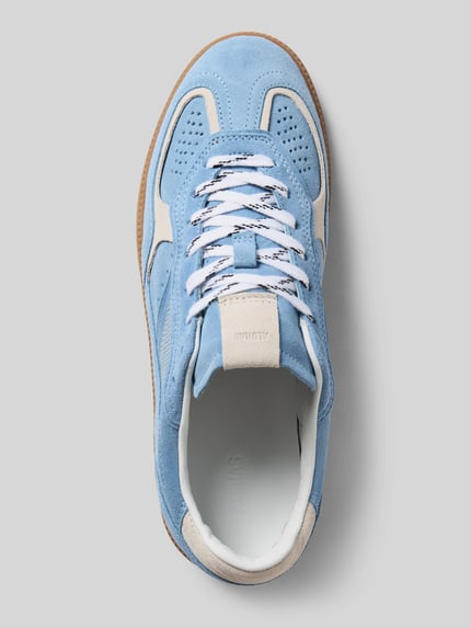 Produktfoto, Sneaker mit Schnürverschluss von ALOHAS in Hellblau und Weiß aus echtem Leder, strukturierte Sohle, Label-Detail, abgerundete Spitze