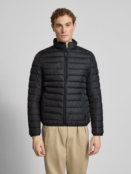 Mannelijk model draagt Steppjacke met ritssluiting van MCNEAL in zwart, horizontaal doorgestikt, rechte fit, vooraanzicht hele lichaam.