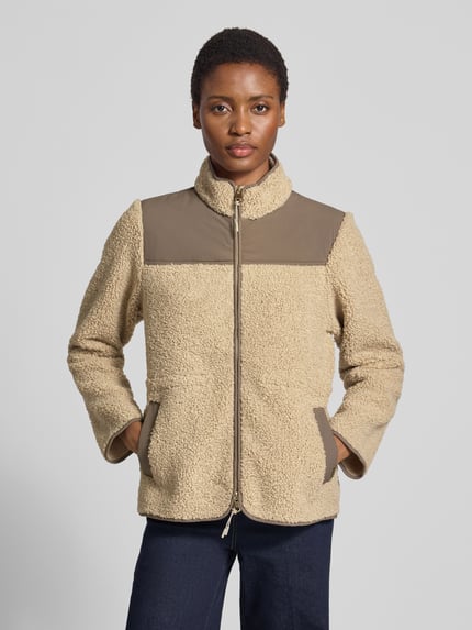 Frauenmodel trägt Fleecejacke mit Zweiwege-Reißverschluss Modell 'Elisa Eli' von MOS MOSH in Beige und Taupe, Regular Fit, Ganzkörperansicht von vorne.