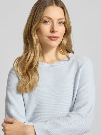 Vrouwenmodel draagt Boxy Fit gebreide pullover uit puur katoen model 'FOVILA' van BOSS, look: effen, ronde hals, lange mouwen, raglanmouwen, mouw- en rompzoom geribd, materiaalverwerking: knitwear, Nahaufnahme bovenlichaam.