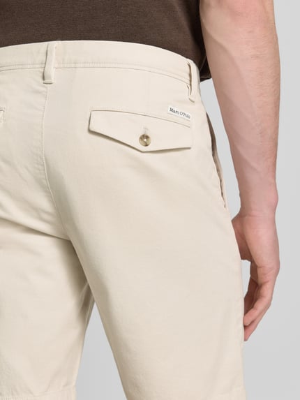 Männermodel trägt Slim Fit Shorts aus Baumwoll-Mix Modell 'SALO' von Marc O'Polo, Optik: Unifarben, Detailaufnahme Rückansicht.