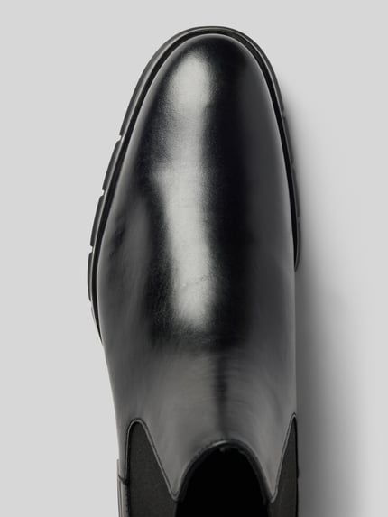 Produktfoto, Chelsea Boots aus Leder Modell 'EEZY PLUS' von LLOYD mit abgerundeter Spitze und elastischen Einsätzen, glänzende schwarze Oberfläche, Kontext: Herren Chelsea Boots, Echtleder, Absatzhöhe 3 cm, Schafthöhe 10 cm, Schaftweite 11 cm