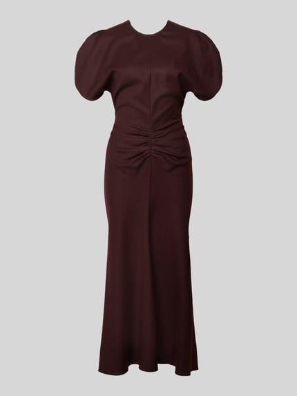 Produktfoto, Midikleid aus reiner Schurwolle von Victoria Beckham in dunklem Rotbraun mit Raffungen, taillierter Passform und Kurzarm.