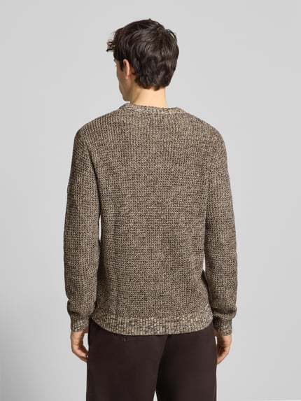 Männermodel trägt Strickpullover mit gerippten Abschlüssen Modell 'LIAM' von Jack & Jones im Regular Fit, Material-Mix, Ganzkörperansicht Rückansicht