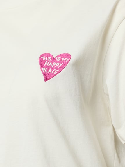 Frauenmodel trägt Regular Fit T-Shirt mit Motiv-Stitching von Jake*s Casual aus reiner Baumwolle, Rundhalsausschnitt, Nahaufnahme Oberkörper.