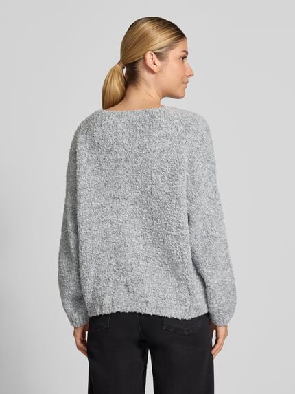 Frauenmodel trägt Cardigan mit V-Ausschnitt Modell 'So44fia' von ZABAIONE in Hellgrau, strukturierte Oberfläche, gerade Form, Ganzkörperansicht Rückansicht. Material-Mix mit Viskose-Anteil, Knopfleiste, Rückenlänge 56 cm, Ärmellänge 47 cm.