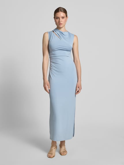 Vrouwenmodel draagt smalle vrijetijdsjurk met zijsplit model 'ROBIN-MAJA' van Selected Femme, effen kleuren, maxilengte, ronde hals, mouwloos, materiaalverwerking: stretch. Ganzkörperansicht von vorne.