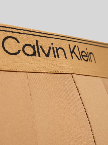Productfoto, lichtbruine gladde stof, grote Calvin Klein belettering op label in band, Pant & Trunk met elastisch label in set van 3 BOXER BRIEF van Calvin Klein Underwear