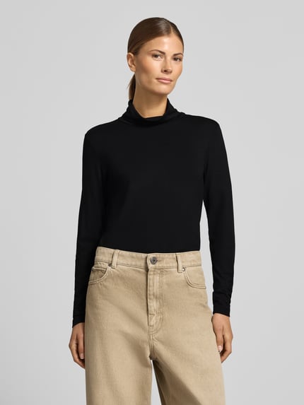 Frauenmodel trägt Slim Fit Longsleeve aus Viskose-Mix Modell 'Liana' von FREE/QUENT in Schwarz, mit Stehkragen, Nahaufnahme Oberkörper. Damen Longsleeve, Rückenlänge bei Größe S: 60 cm, Viskose-Elasthan-Mix.
