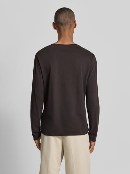 Männermodel draagt Regular Fit Longsleeve uit puur katoen model 'Kendrick' van Drykorn, heren, ronde hals, ruglengte maat M 70 cm, Ganzkörperansicht Rückansicht.